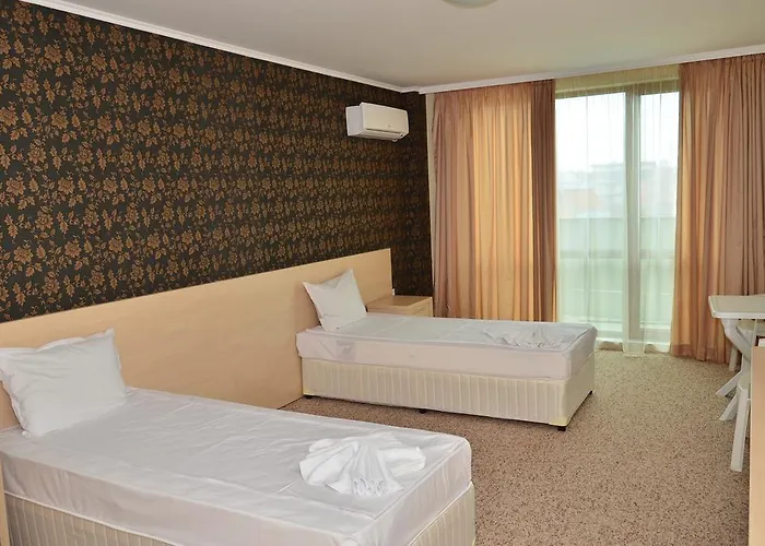 La Piazza & Ξενοδοχείο με διαμερίσματα 4*