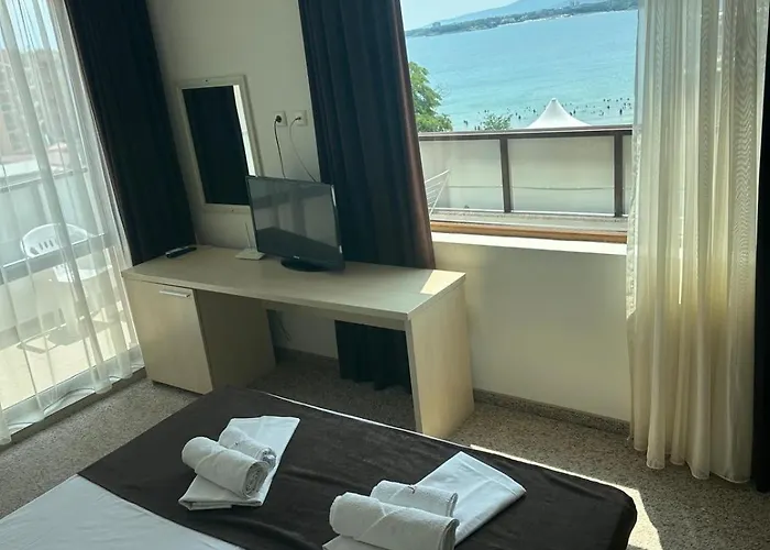 Ξενοδοχείο με διαμερίσματα La Piazza & Πριμόρσκο